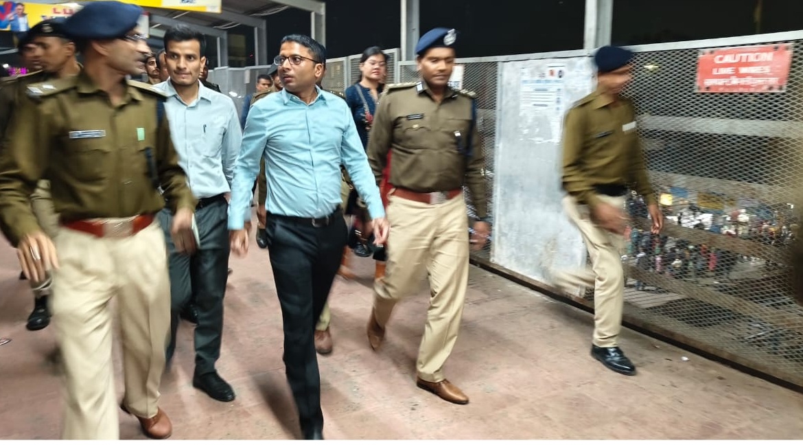 महाकुंभ के मद्देनजर छपरा जंक्शन का जिलाधिकारी और पुलिस अधीक्षक ने किया निरीक्षण