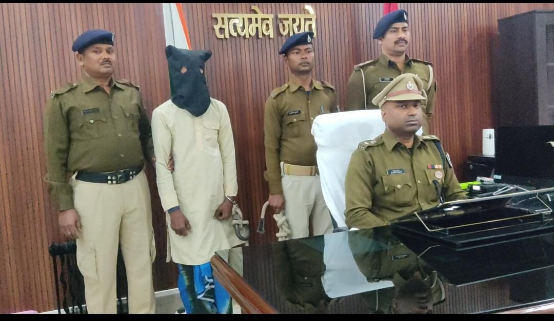 पुलिस और एसटीएफ की संयुक्त छापेमारी में 50 हजार का इनामी अभियुक्त गिरफ्तार