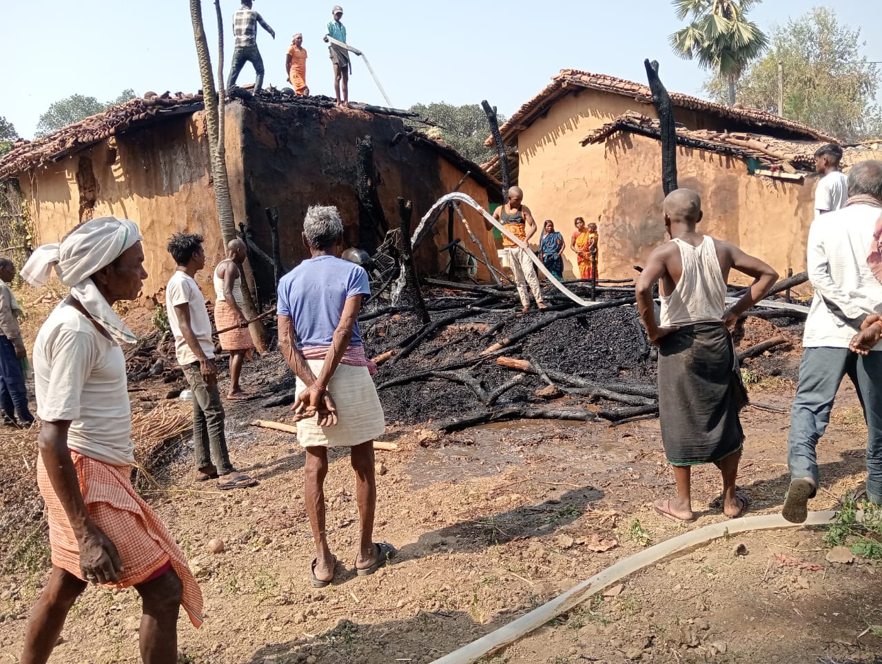 अचानक हुई आगलगी की घटना में मोटरसाइकिल समेत लाखों की हुई क्षति।