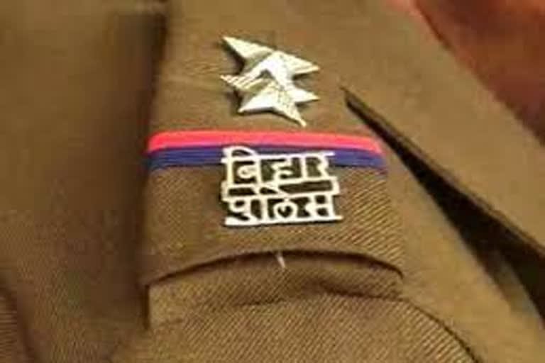 कर्त्तव्य में लापरवाही के आरोप में नगर व भगवान बाजार थानाध्यक्ष समेत 11 पुलिस पदाधिकारियों के वेतन पर एसपी ने लगाई रोक