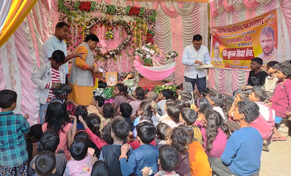 निशुल्क शिक्षा केंद्रों पर विश्वामित्र सेना माँ शारदे का पूजन, पाठ्य सामग्री वितरण 