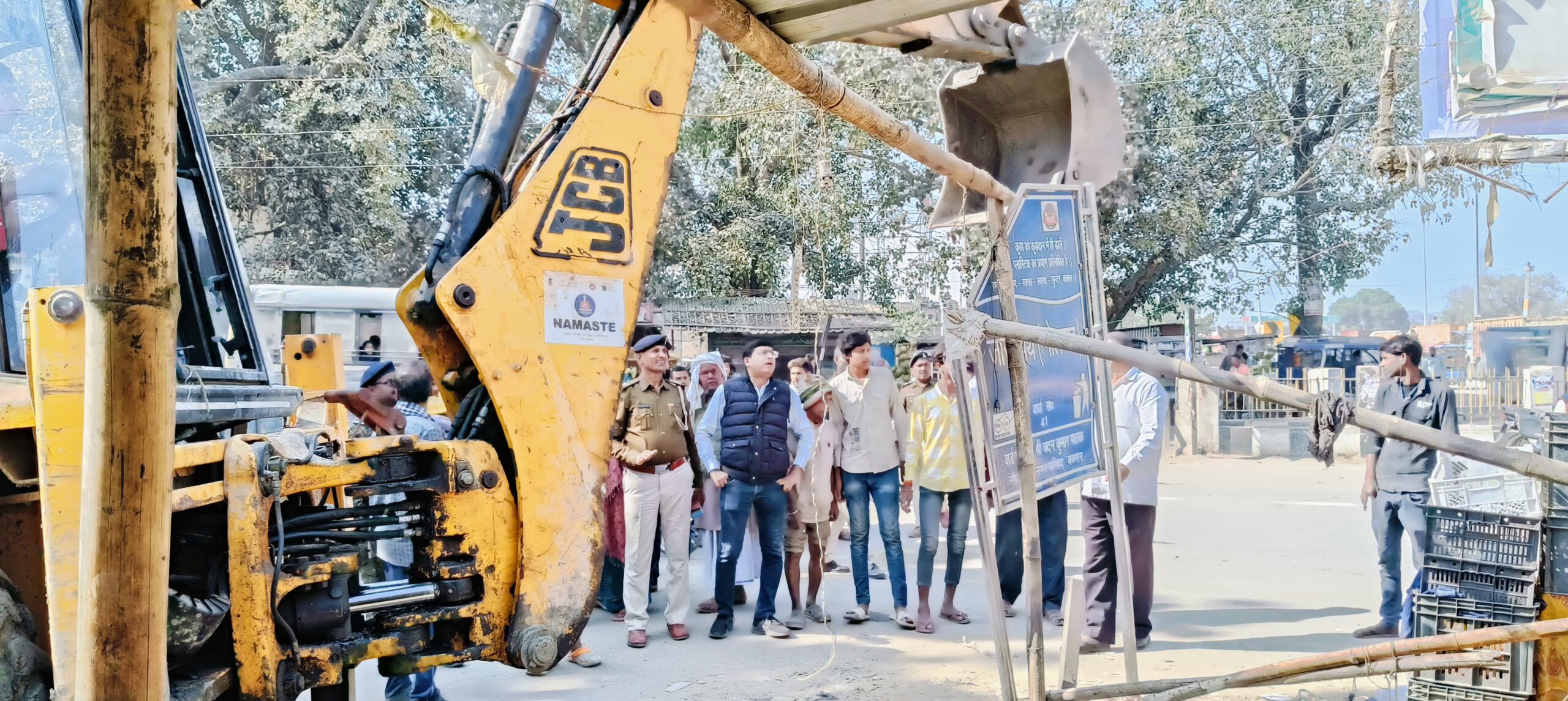 गोलंबर पर नगर परिषद ने अवैध अतिक्रमणकारियों के खिलाफ चलाया बुलडोजर 