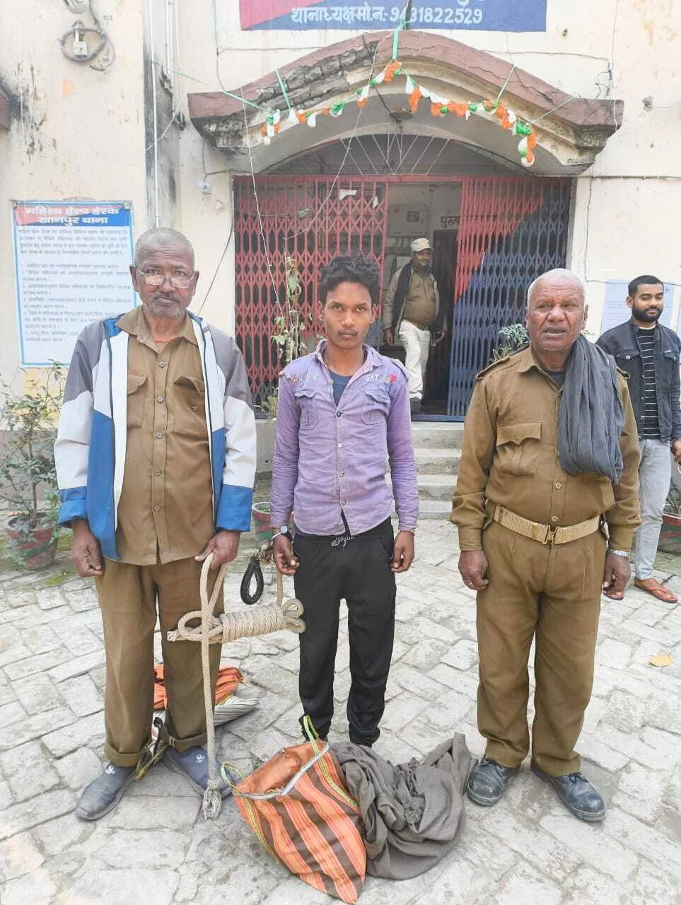 समस्तीपुर:खानपुर पुलिस ने शराब के नशे में हंगामा कर रहे एक युवक को किया गिरफ्तार।