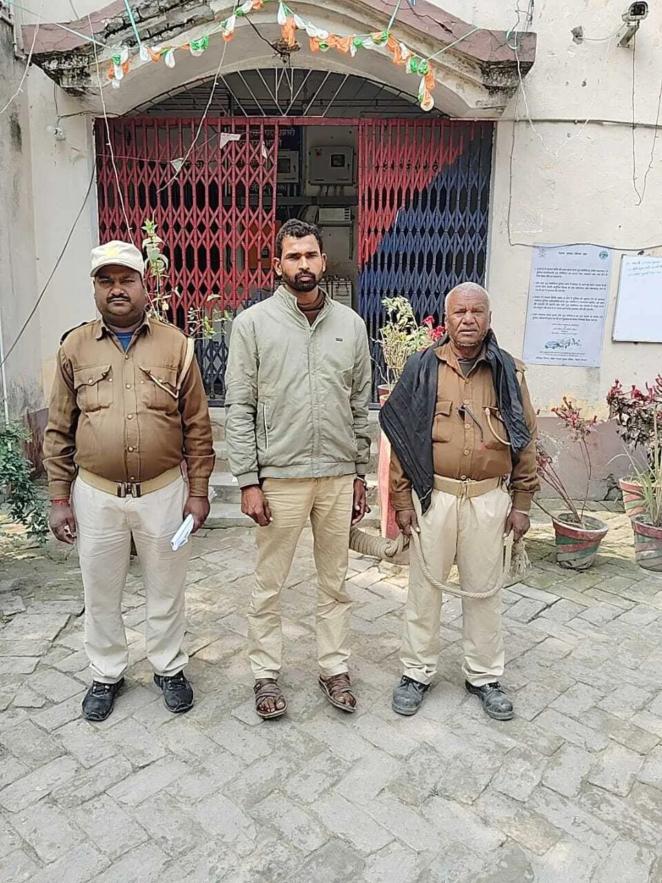 समस्तीपुर:खानपुर पुलिस ने वारंट में फरार चल रहे अभियुक्त को किया गिरफ्तार