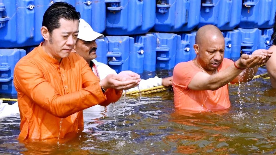 महाकुंभ पहुंचे भूटान नरेश, सीएम योगी के साथ संगम में लगाई डुबकी