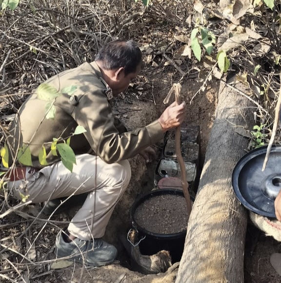 शराब कारोबारीयों के विरुद्ध चला सर्च अभियान कारोबारी की भट्टी को किया ध्वस्त।