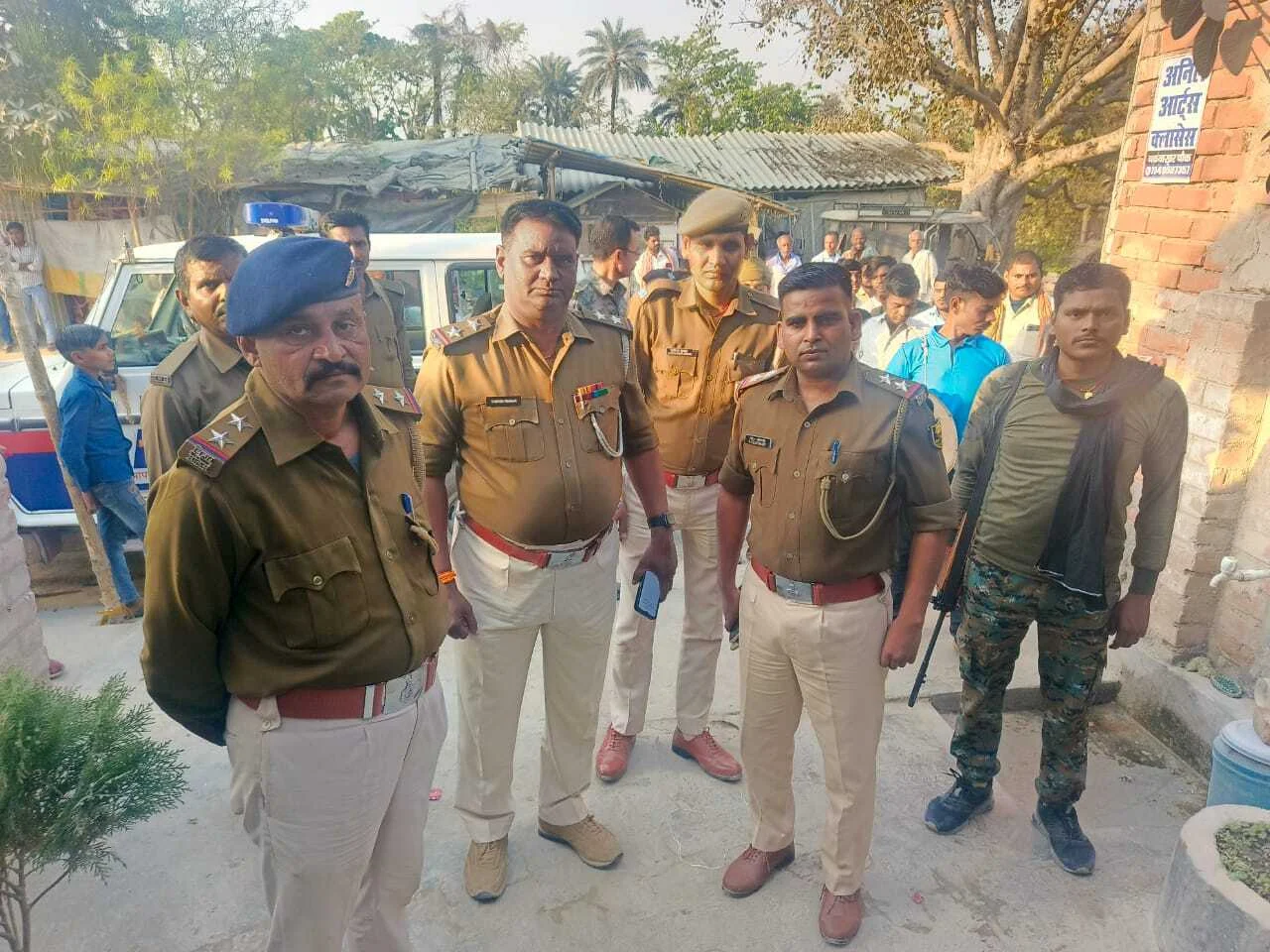 खानपुर पुलिस ने अपहरण व रेप के मामले में फरार चल रहे अभियुक्त के घर डुग डुग्गी बजवा कर चिपकाया इस्तिहार।